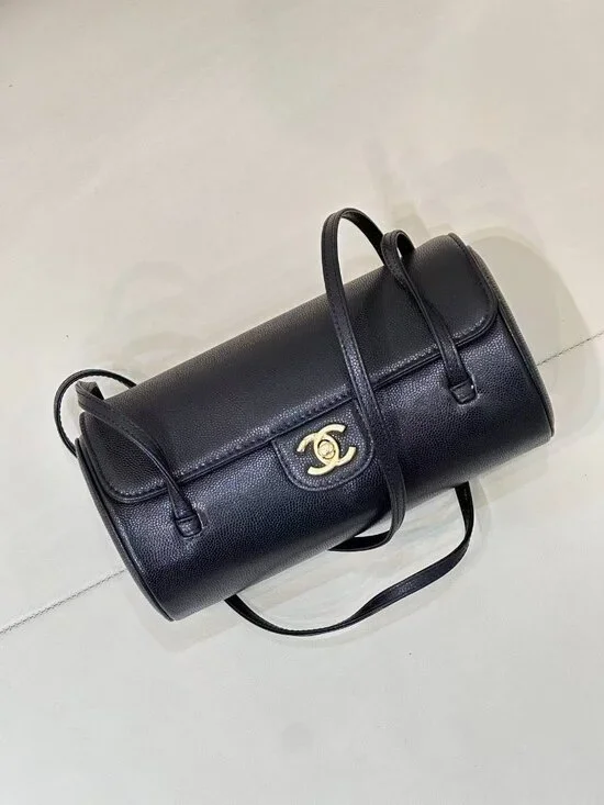 Classic CHANEL Bag: A Stylish and Versatile Choice for Elegance - Picture 6 of 6